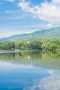 与湖山和蓝天的风景图片