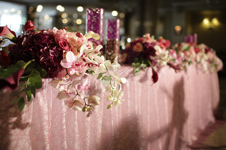 婚礼用蜡烛和鲜花装饰的桌子图片