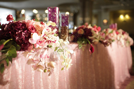 婚礼用蜡烛和鲜花装饰的桌子图片