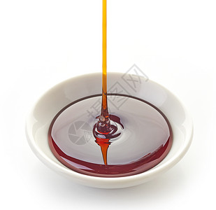 倒入碗中的红糖浆图片