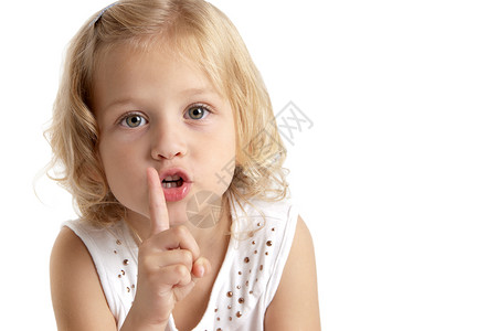 小女孩向前看用手指贴着嘴唇在白色图片