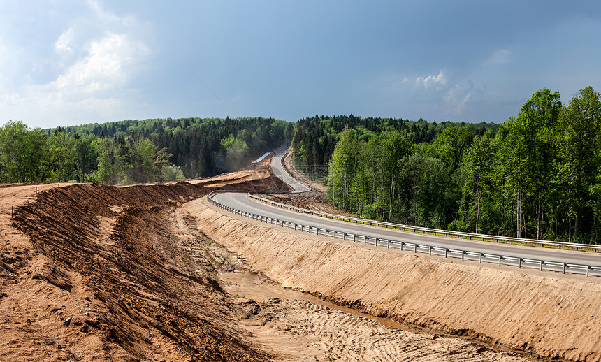 在俄罗斯森林中修建公路出口堤坝图片