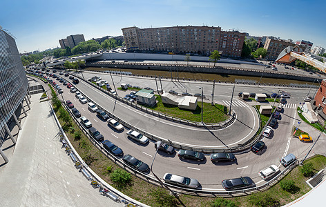 有汽车的道路的鱼眼视图图片