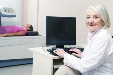 高级女医生分析女患者在骨密度计机上检查的结果单位背景图片