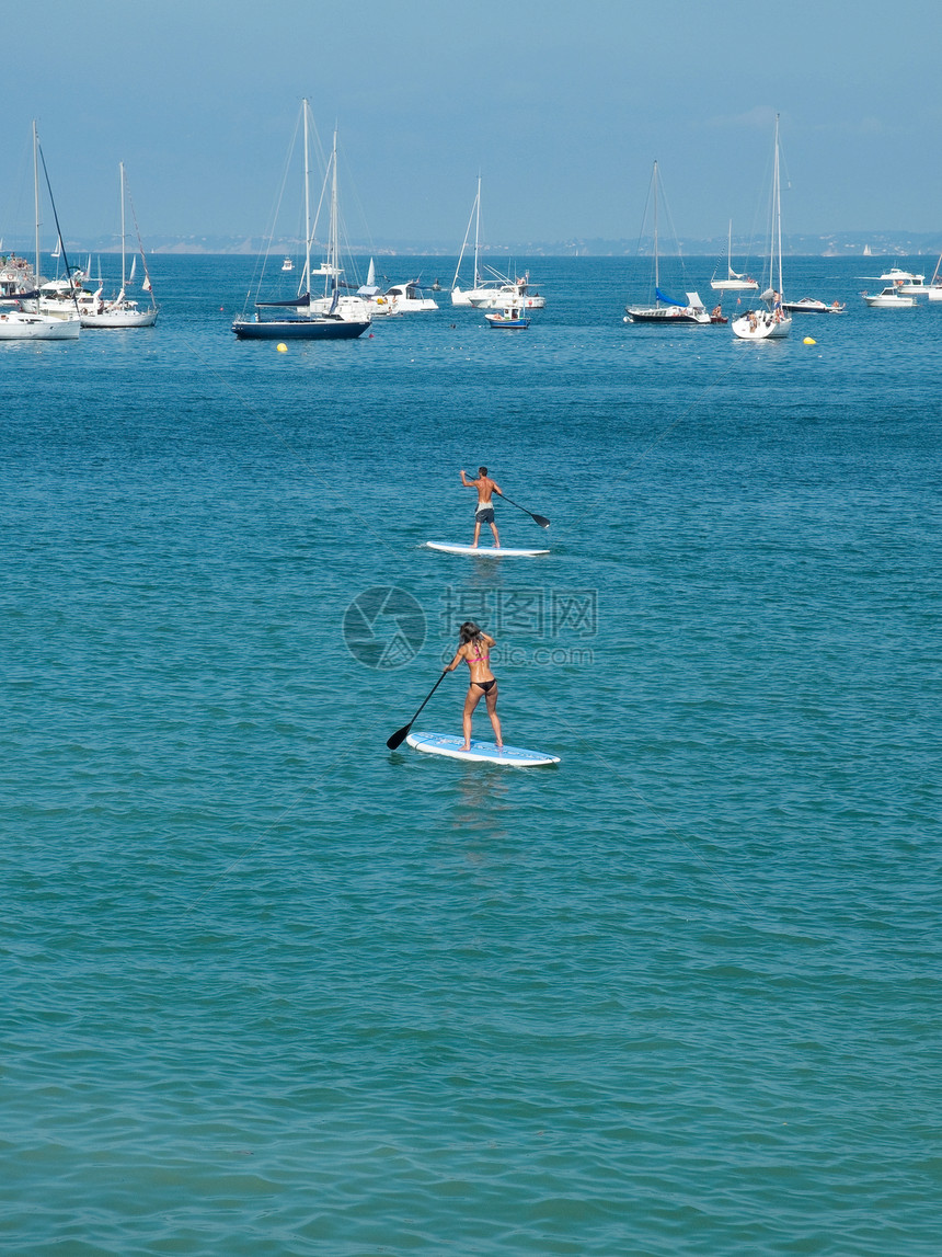 SUP在海滩上划桨冲图片