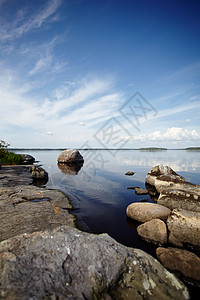 用石头水景观水中的石头有石头的湖美丽的风景水面光滑图片