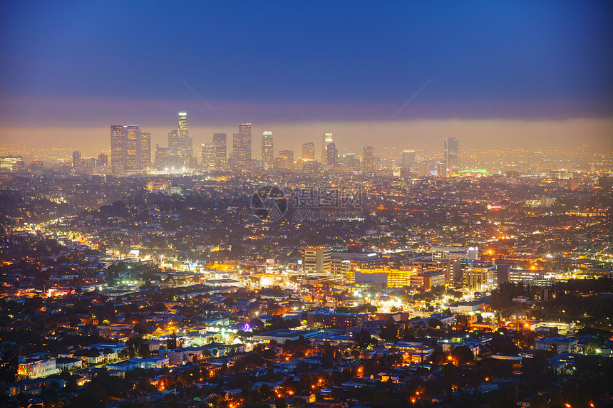 在夜间的洛杉矶城市景观图片