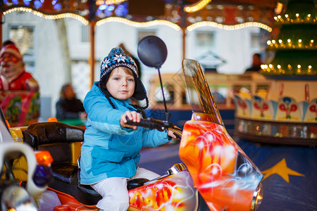 可爱的小孩在圣诞游乐场或市场户外图片