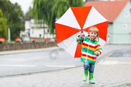 小孩子在雨天的时候图片