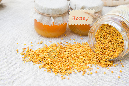 普罗波利斯谷物和两杯蜂蜜在背图片