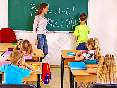 有老师在教室的孩子图片