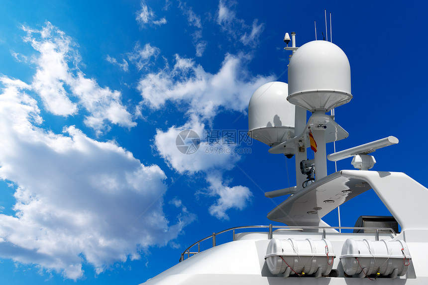 载有导航设备雷达天线和载云蓝天空救生艇的豪华图片