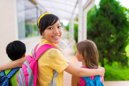 快乐的越南女孩她的同学在去学校的图片