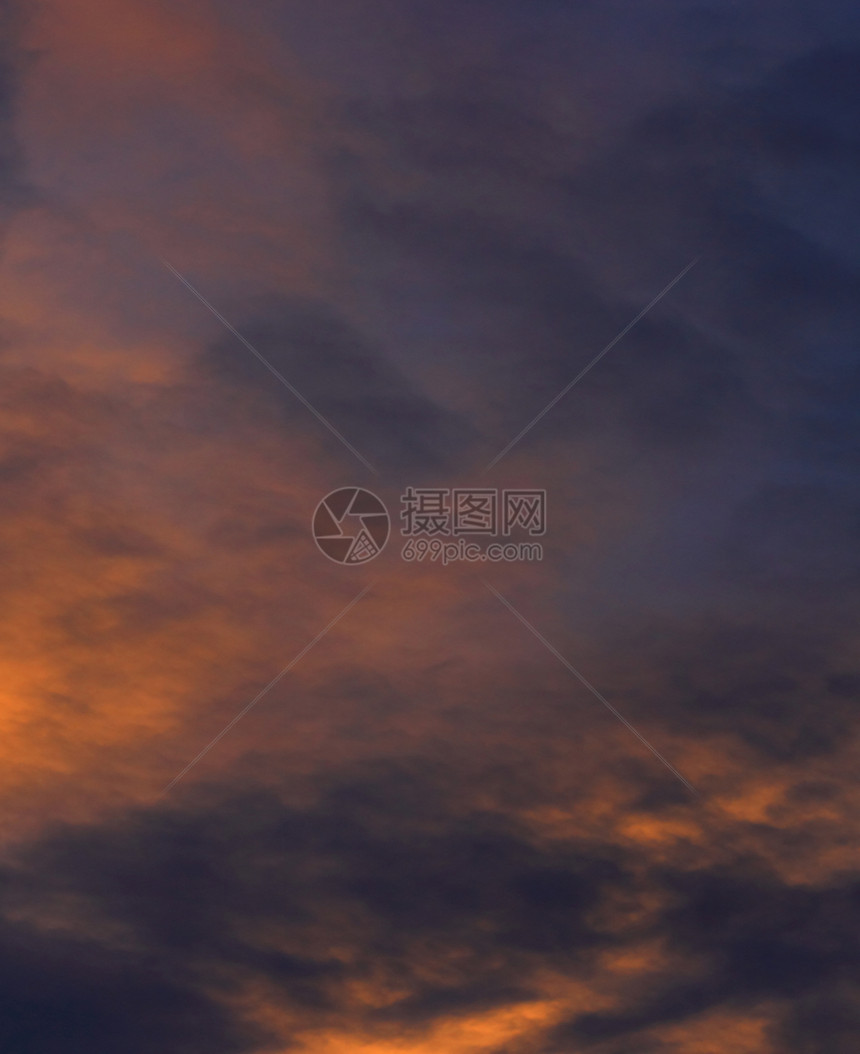 美丽火热的日落火中的傍晚天空图片