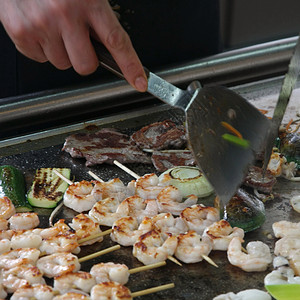 鱼虾和蔬菜肉串煮熟背景图片
