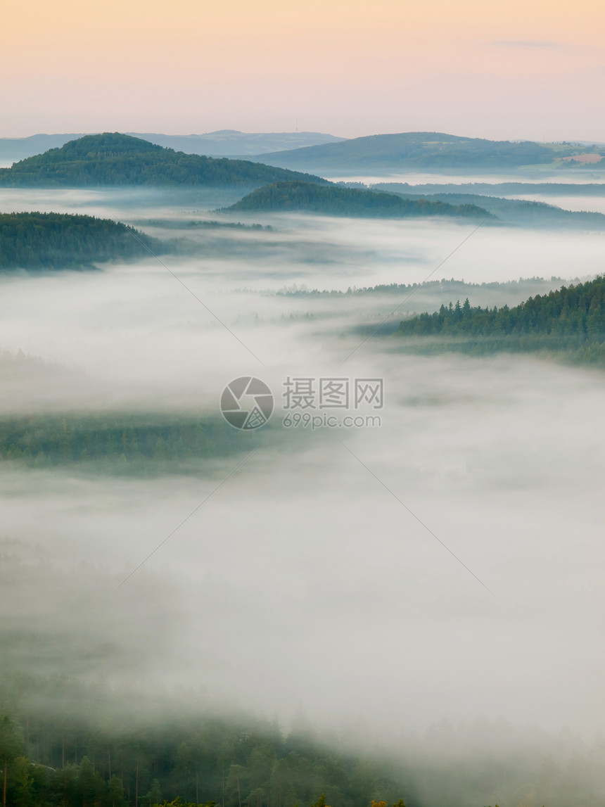山峰之间的雾在摇晃图片