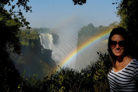 津巴布韦与赞比亚非洲边界线的彩虹环绕着Victoria图片