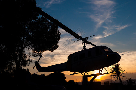 一架直升机的剪影有日落背景的图片