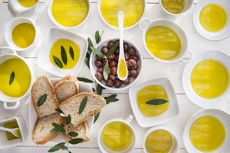 配有橄榄油的全食面背景图片