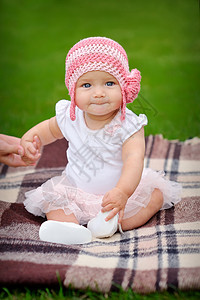 公园里穿着粉红色编织帽子图片