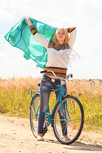在泥土路上骑自行车时快乐的图片