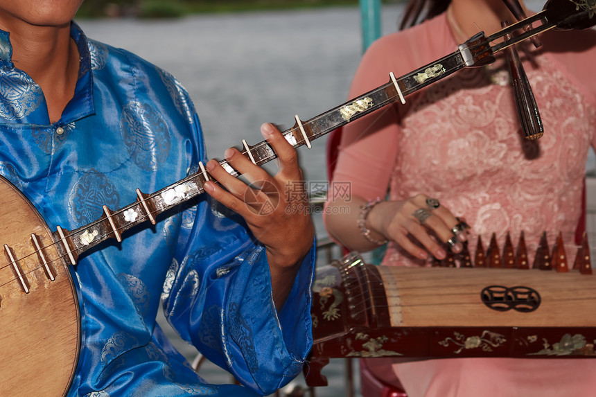 演奏传统乐器的音乐家图片