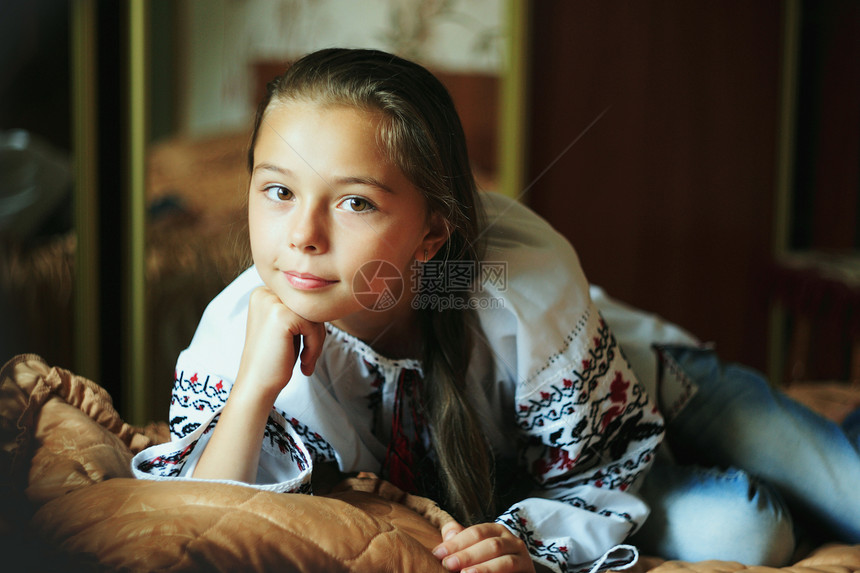 穿着乌克兰传统衬衫的小女孩的肖像图片