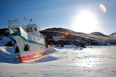 船在冬天结冰的湖里图片