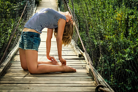 桥上的运动女孩图片