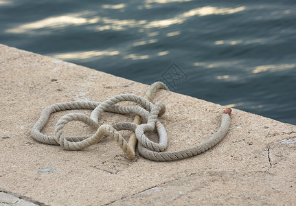 绳索在港口的地面上背景图片
