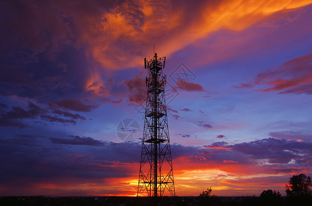 日落时是太阳的电讯塔图片
