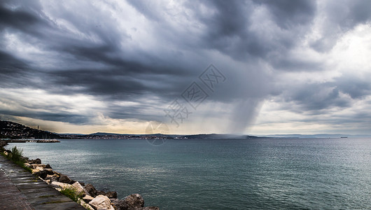 城前海下雨图片