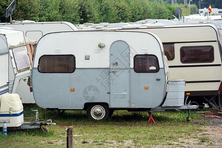 在比利时一个储存地点的一排老式大篷车中一辆过图片