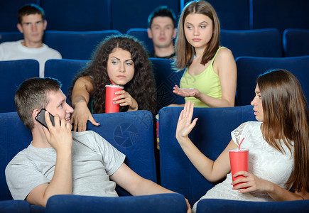 别了钢铁侠别说话了年轻人在电影院看电影的时候在背景