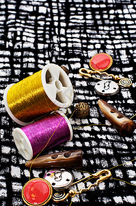 缝纫工具背景上的按钮和拉链图片
