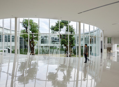 现代建筑中的玻璃墙人们在中行图片