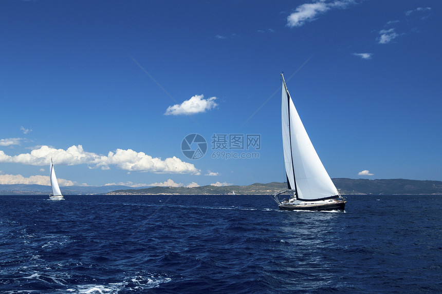 帆船赛豪华游艇在海浪中乘风破浪图片