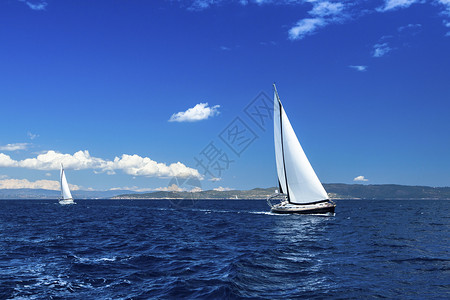 乘坐豪华游艇在爱琴海水域航行图片