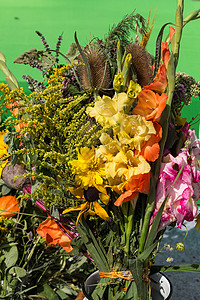 美丽的鲜花和香草花束图片