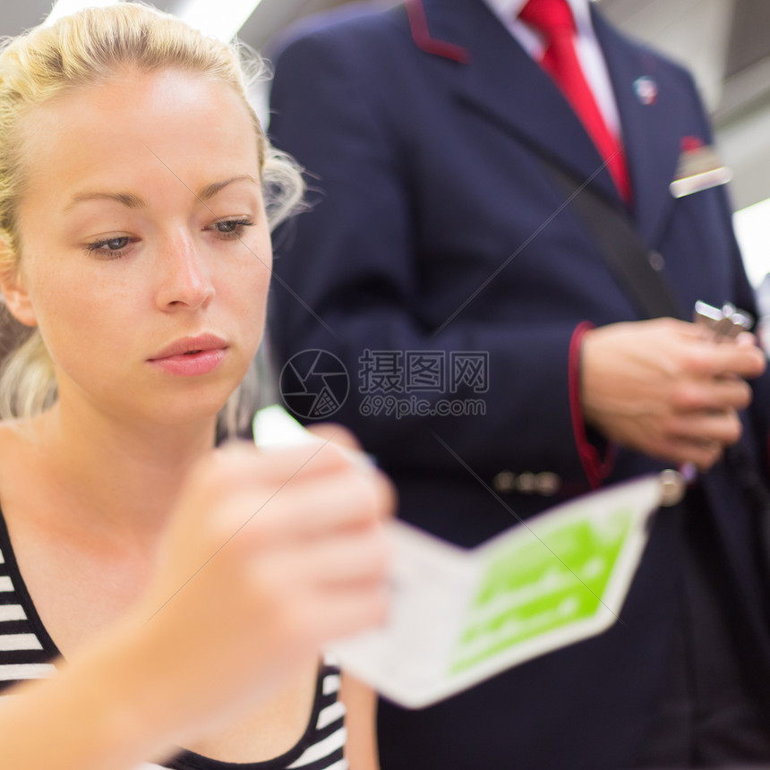 年轻女子乘火车旅行其机票由列图片
