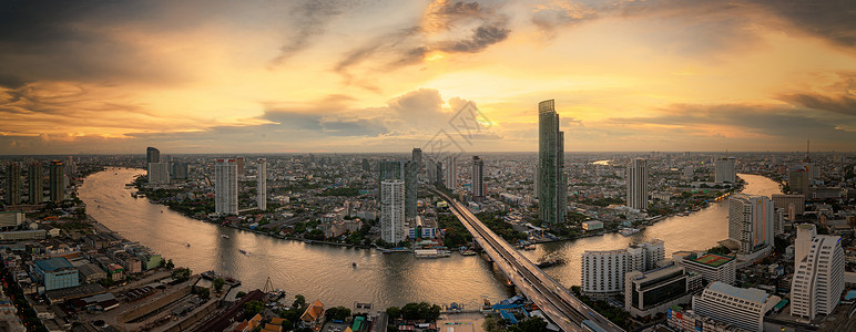 曼谷市夜间河景鸟瞰图片