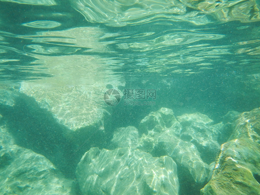 蓝色绿松石海水背景与岩石图片