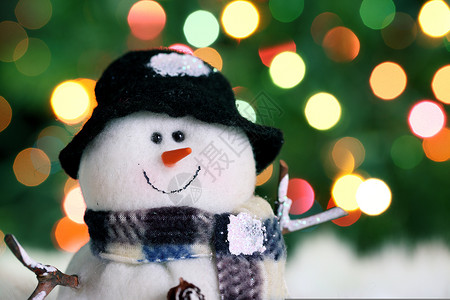圣诞灯背景的节日雪人背景图片