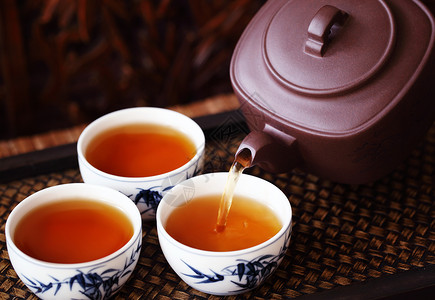 粗陶茶具竹席上的亚洲茶具特写背景