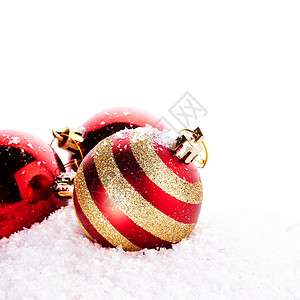 的条纹球在雪地上的红球圣诞球圣诞树装饰图片