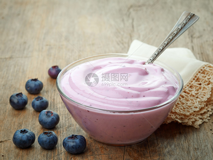 木桌上的一碗蓝莓酸奶图片