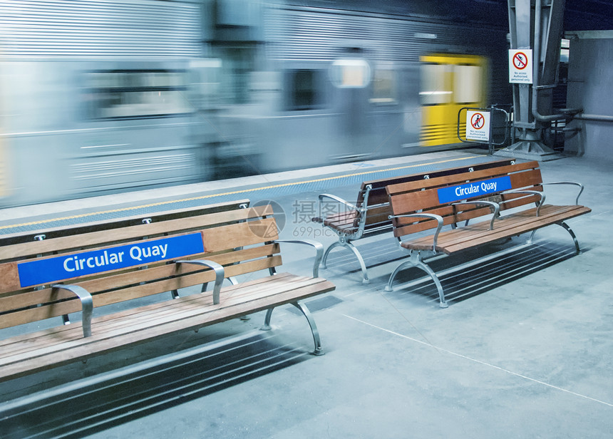 澳大利亚悉尼Quay电站移动列车的班子图片