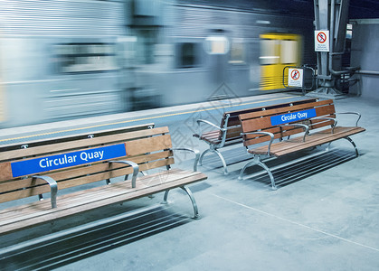 澳大利亚悉尼Quay电站移动列车的班子背景图片