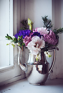 在窗台上的古董咖啡壶古典风格度假家庭花卉装饰品中盛放紫色和粉红安息图片