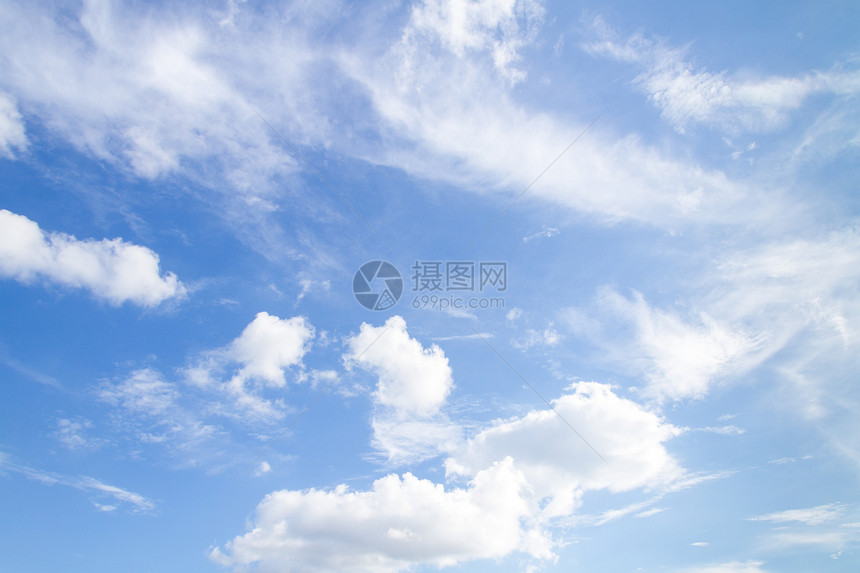 柔和的白云映衬着蓝天图片